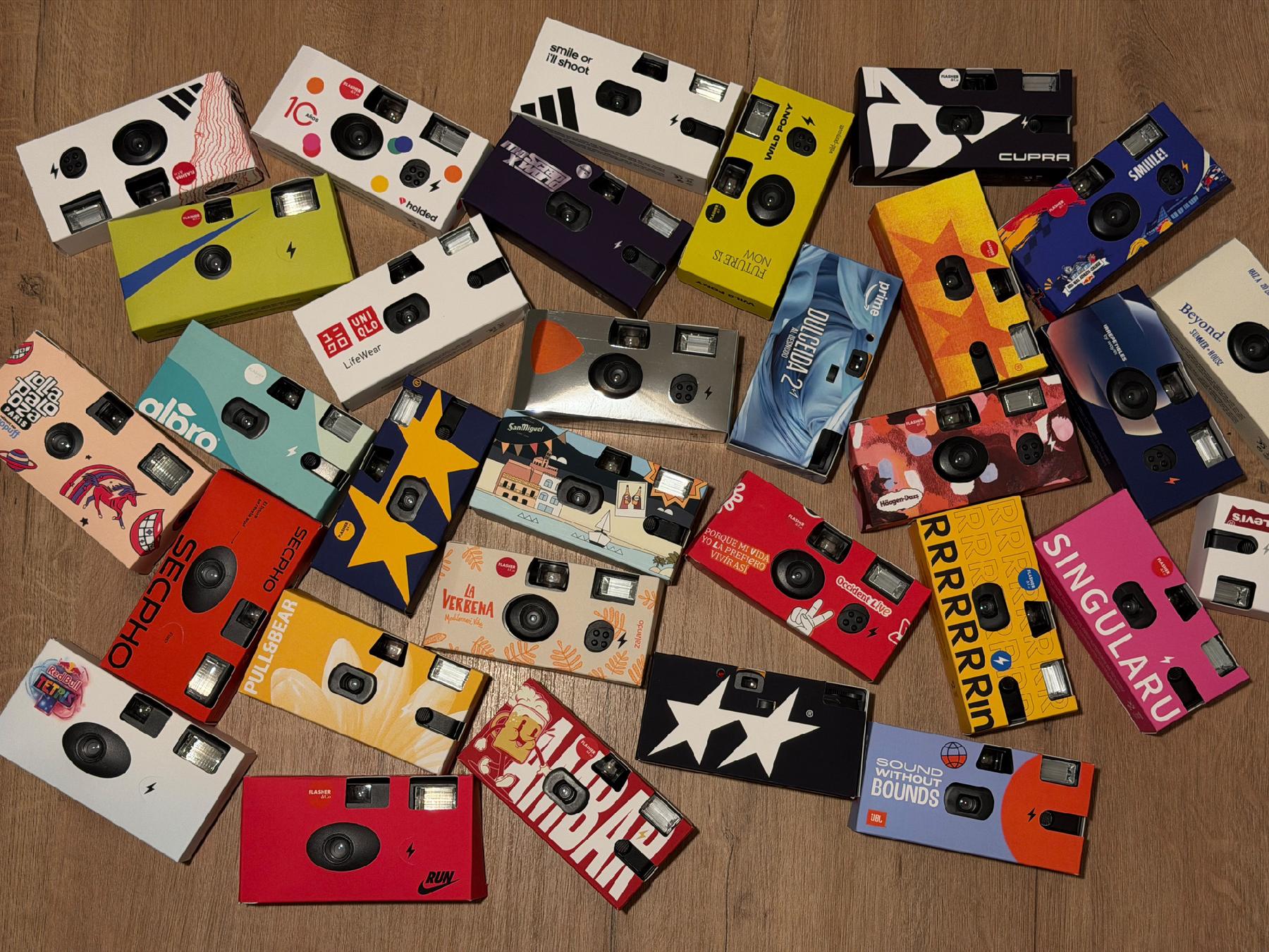 Más de treinta cámaras de un solo uso personalizadas para marcas como Uniqlo, Cupra, Pull&Bear, Adidas, JBL y Red Bull