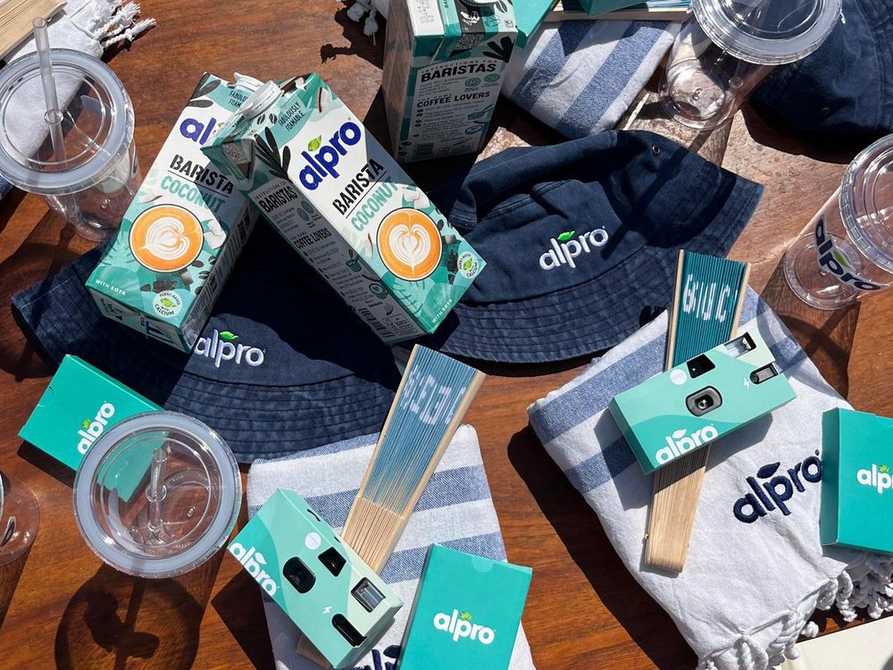 Kit de regalo de marca con cámaras personalizadas, gorros, toallas y abanicos